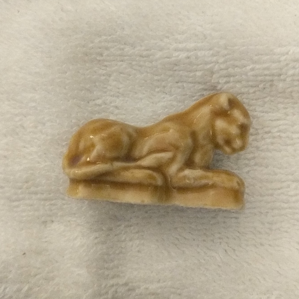 Wade Lioness Figurine